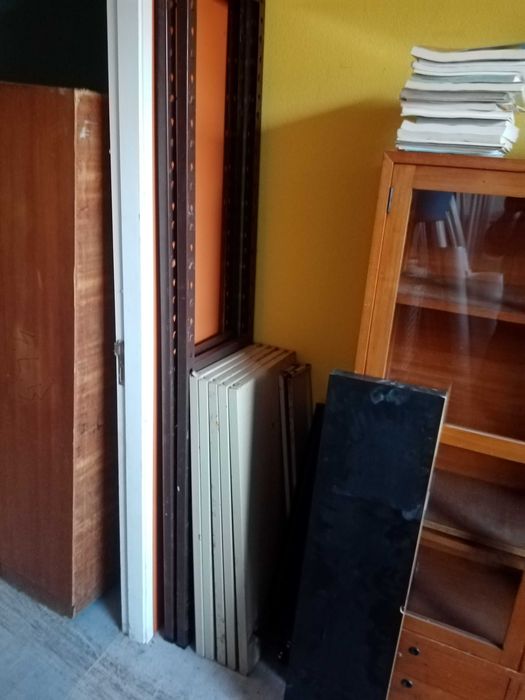 prateleiras em metal