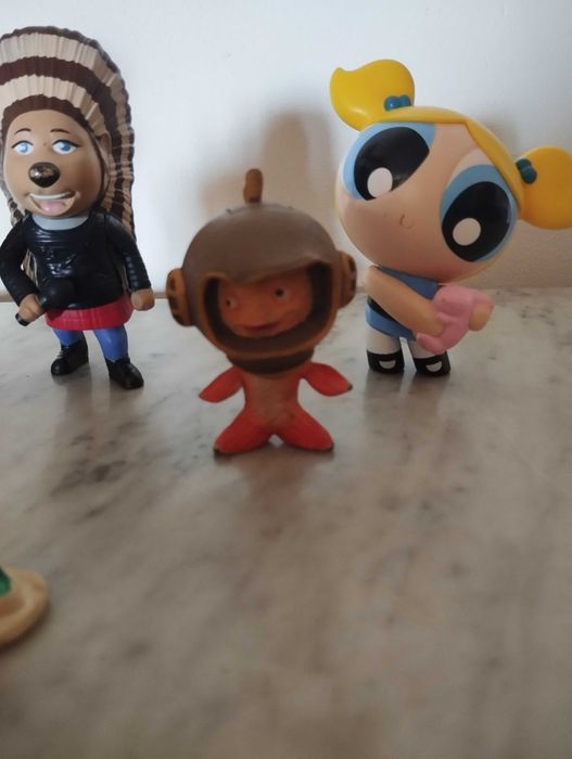 Lote de figuras colecionáveis.