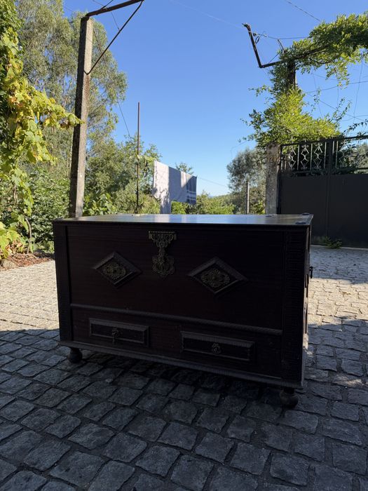 Bau de madeira rustico antigo com ferragens em bronze