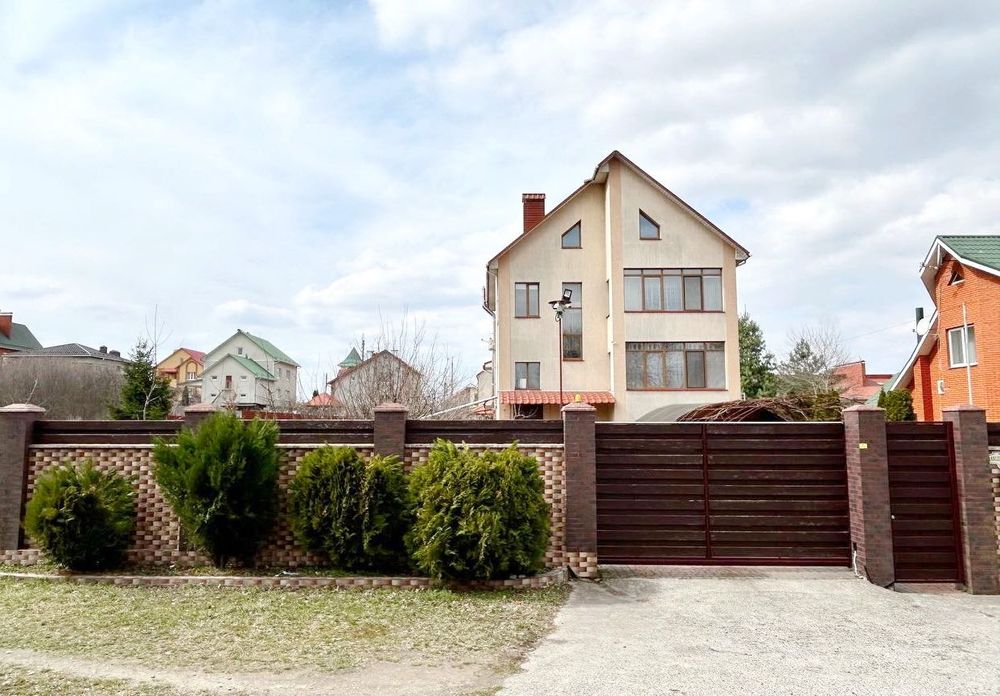 Шикарний будинок у місті, басейн, ділянка 10 соток