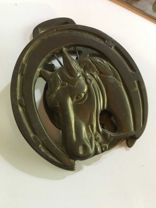 Molas / pisa papeis -  vários artigos decorativas (figuras de cavalos)