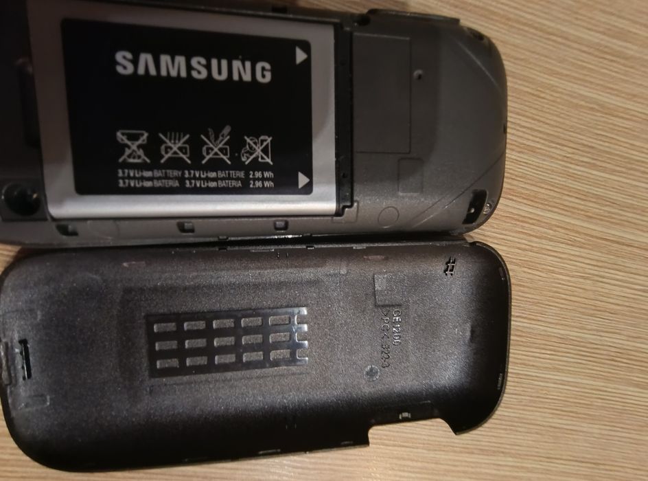 Samsung E1200i, 3,86 cm (1.52"), 800 mAh czarny + ładowarka