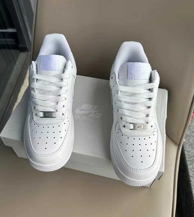 Białe buty Nike w rozmiarze 38, dostarczane w pudełku