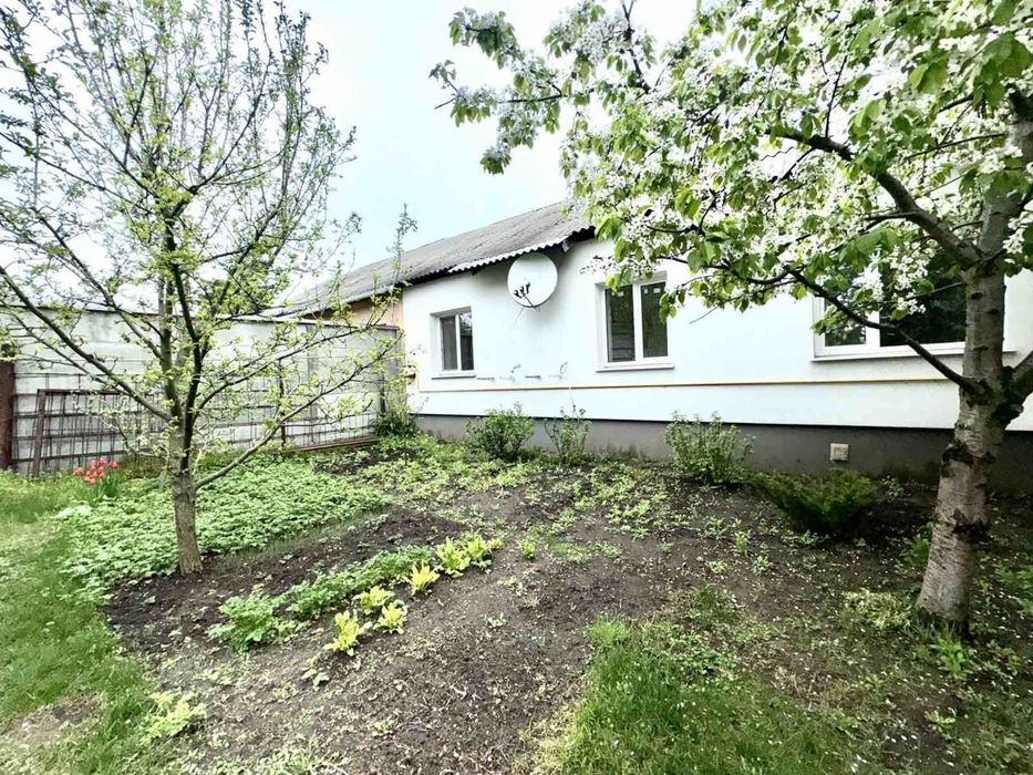 Продам полдома в районе завода Шевченко  со своим двором