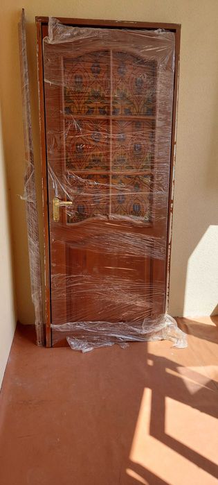 Двери монолит,не шпонированные,с витражами,беспороговые,почти новые,