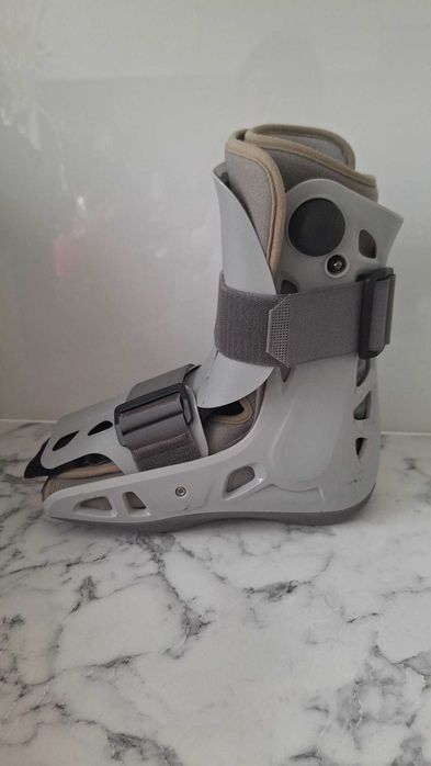 Orteza dwukomorowa Aircast Walker, usztywniacz podudzia i stopy.