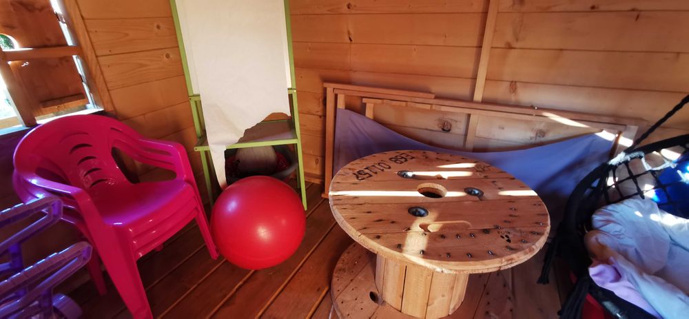 Domek drewniany zjezdzalnia i trampolina