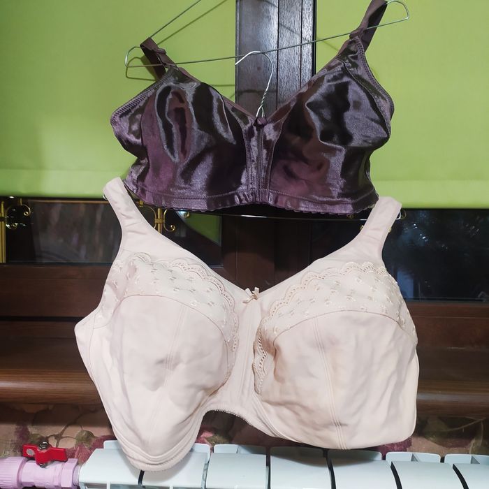 Бюстгалтеры разные, без косточек, застёжка спереди..