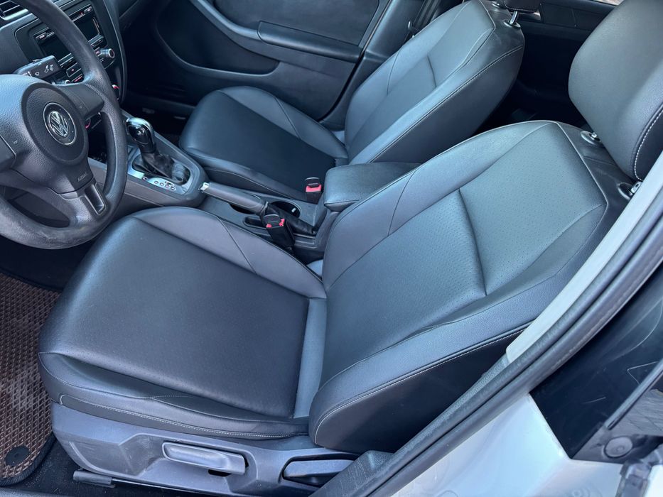 Продам  VOLKSWAGEN JETTA  2013 Року