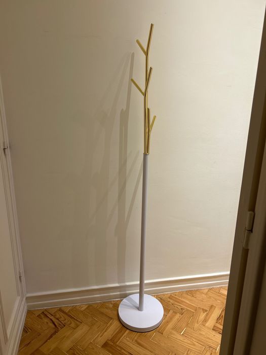 Vende - se cabide de pé