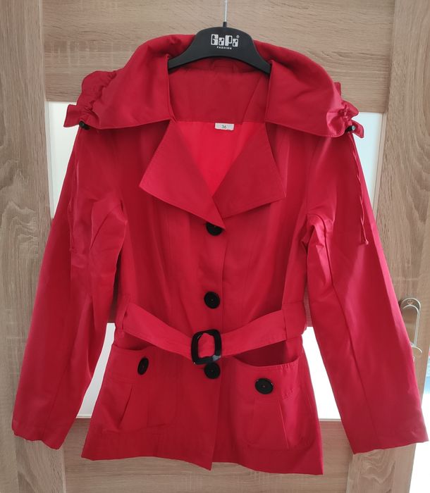 Ładny czerwony płaszczyk wiosenny r.S