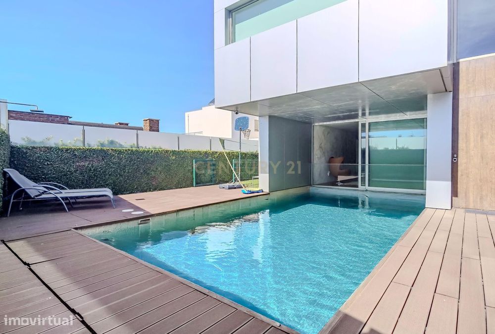 Moradia| 4 Frentes| 4 Suites| Piscina| Churrasqueira| Sauna| Ginásio|