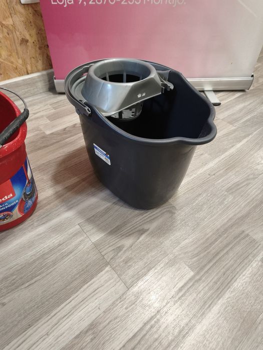 Conjunto 2 baldes esfregona usados