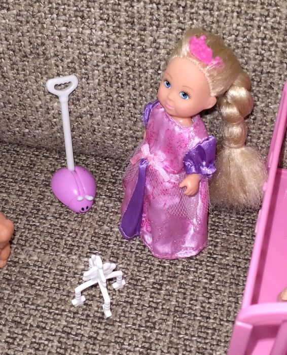 Irmãs da Barbie com móveis