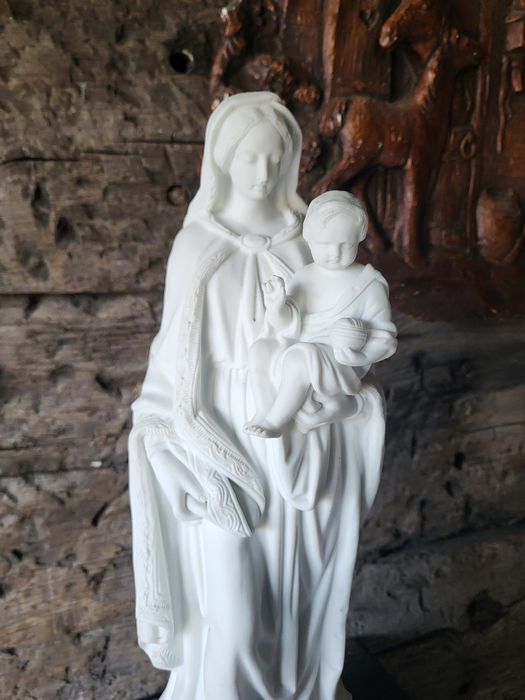 Piękna biskwitowa Maryja z dzieciątkiem Jezus  Matka Boska