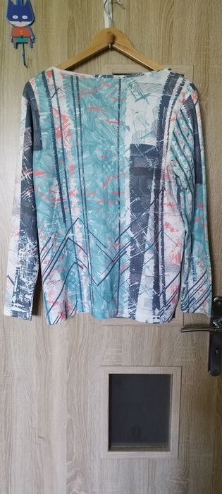 Sweter z dekoltem w serek