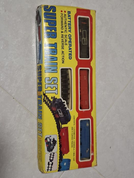 Comboio eléctrico de brinquedo com locomotiva e dois vagões