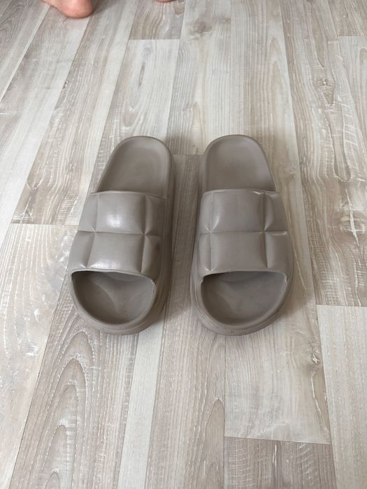 Літні шльопанці HM