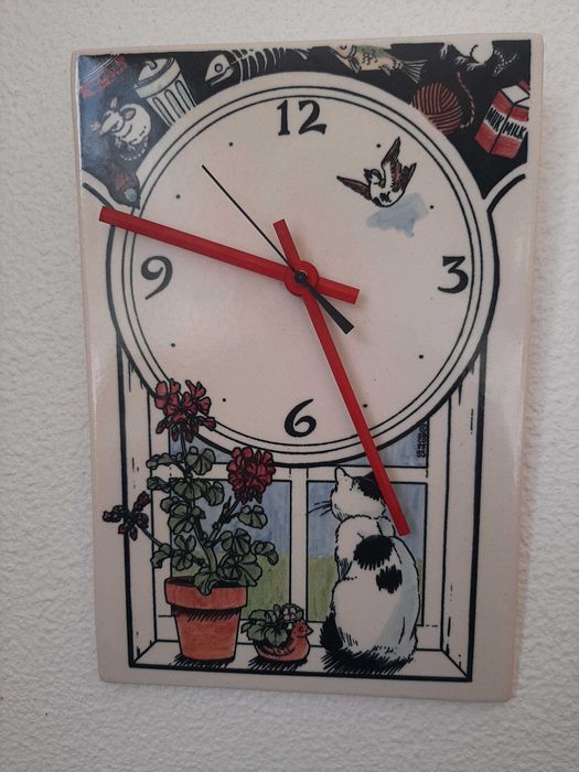 vários relógios de parede