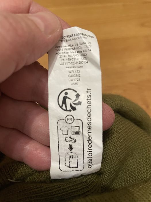 Шапка Levis унисекс подойдет и парню и девушке,состав акрил.Оригинал.