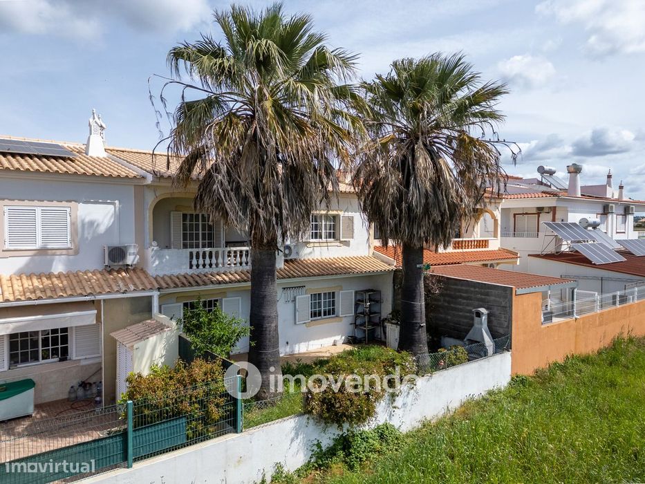 Moradia T4, com áreas amplas e jardim, em Faro