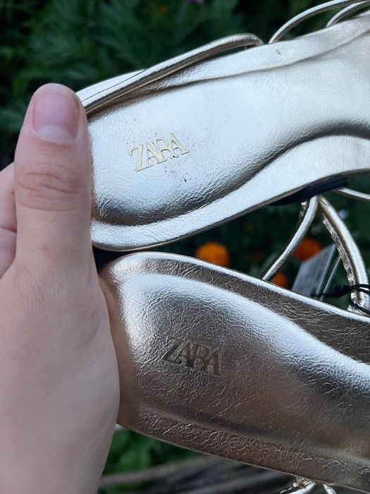 Шльопанці на плоскій підошві.