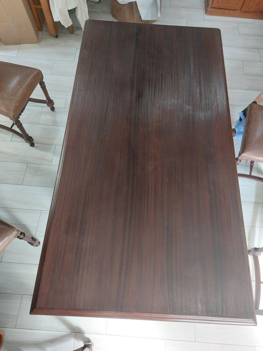 Mesa de jantar com 6 cadeiras e aparador