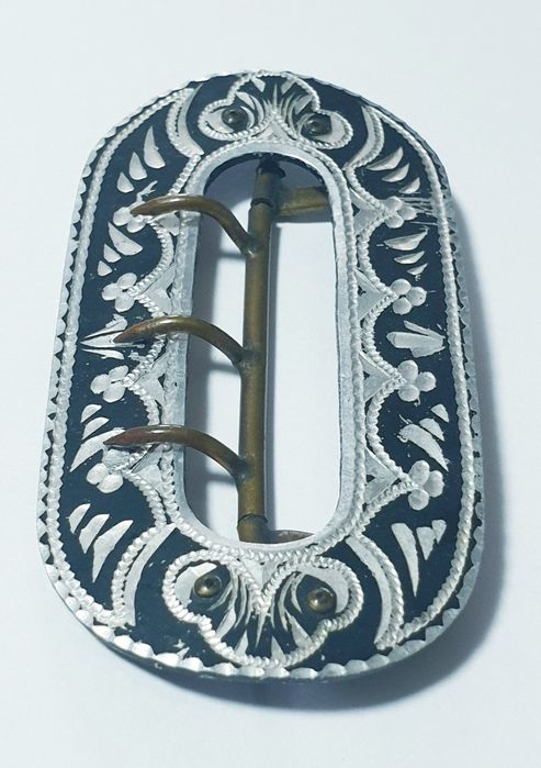 Rara antiga fivela Arte Nova em alumínio  e latão