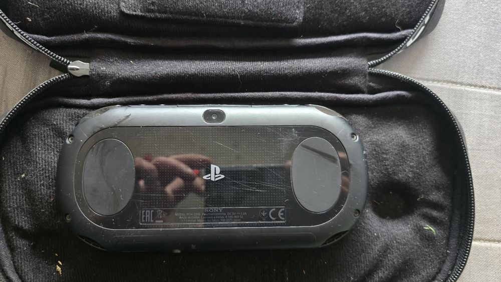 PlayStation Vita PCH-2016 com cartão de memória orginal e um jogo físico