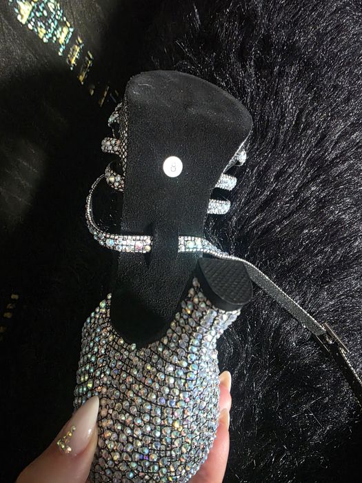 Vendo  sandálias de dança c/brilhantes a estrear