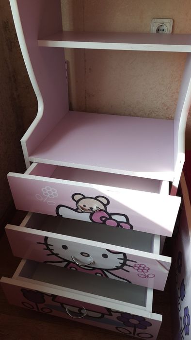 Ліжко, шафа. Меблі Hello Kitty для принцеси