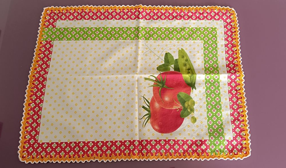 2 panos decorativos bordados a crochê