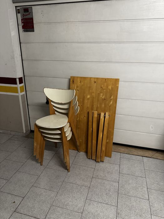 Conjunto mesa e cadeiras + cadeira de escritório.