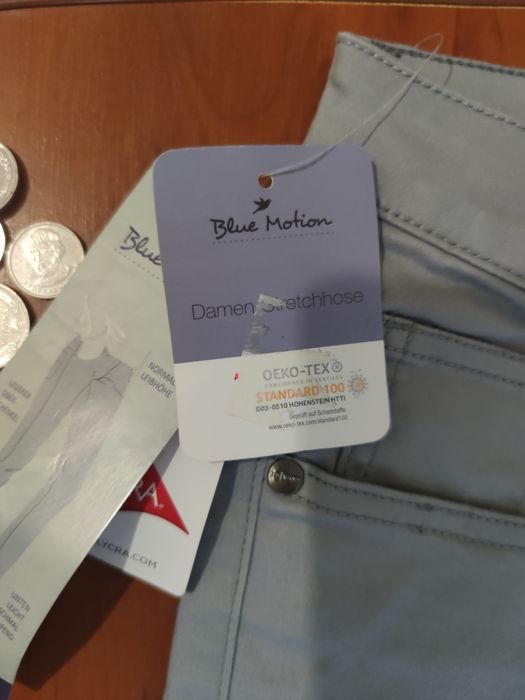 Світлі та чорні брюки.