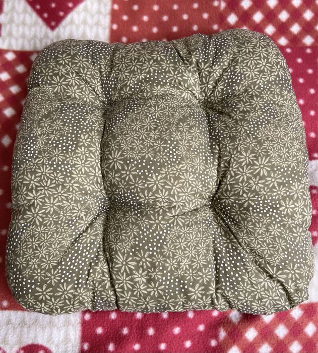 Podkładka siedzisko na krzesło zielona w białe kwiatki