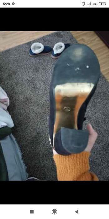 Botins pretos com tachas