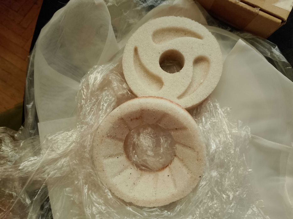 Мельница ореховых арахисовых паст, млин. Запасные каменные жернова.