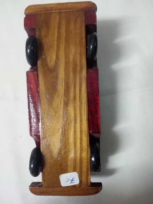 Miniatura de Carro em Madeira