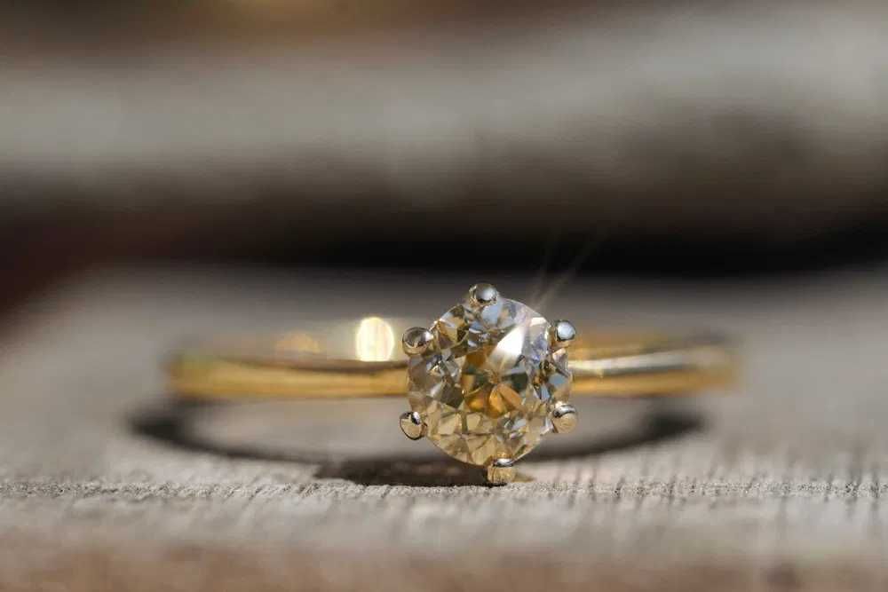 Złoty pierścionek z brylantem 18K 0.60ct