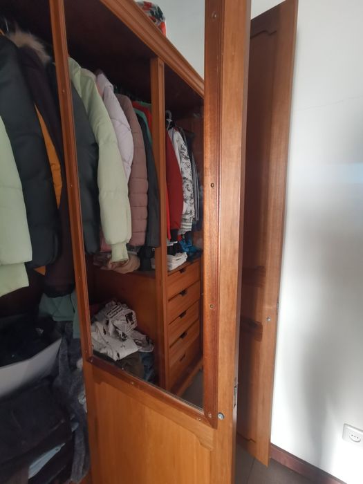 Roupeiro + cama dupla com arrumação, em madeira maciça