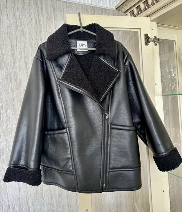 Стильна тепла дублянка zara, чорний колір. розмір еu 40(1)/42(xl)