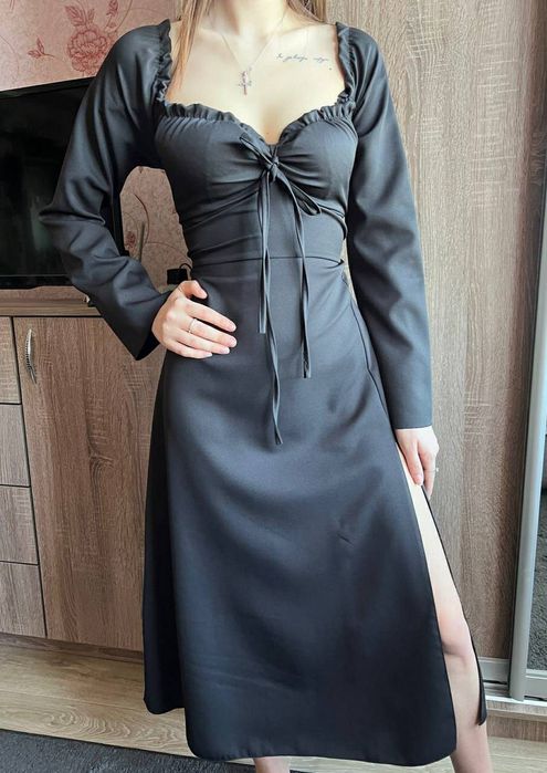 Сукня чорна міді