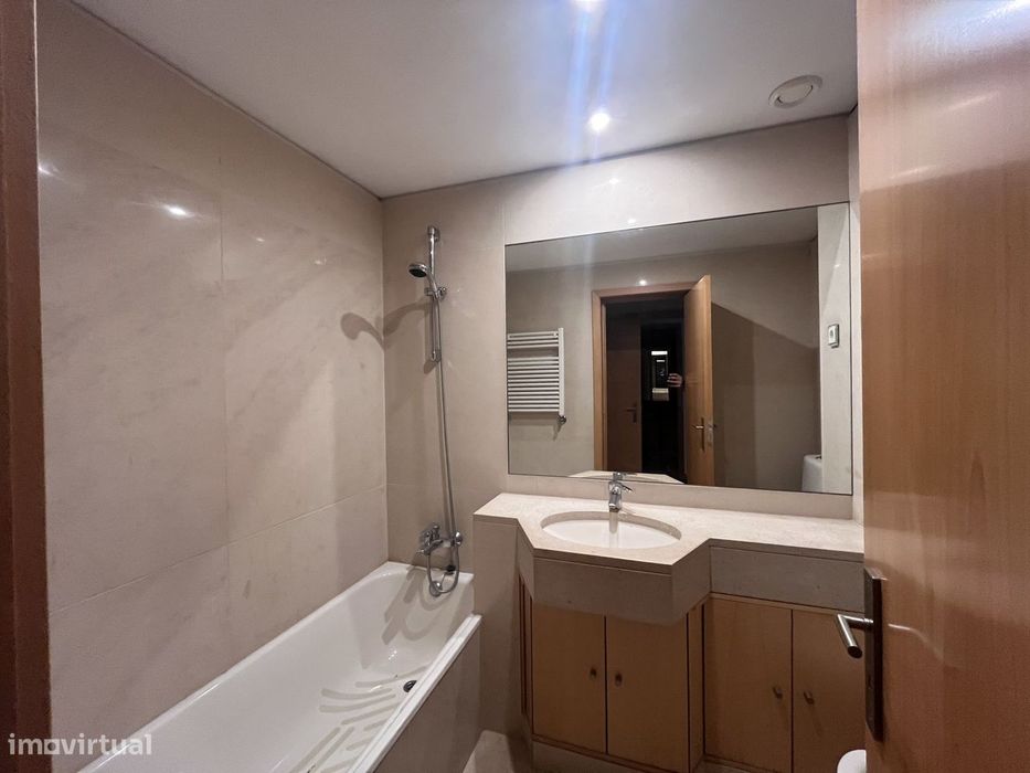 Apartamento T2 com 2 casas de banho e garagem