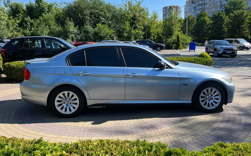 BMW 320 I 2009 року
