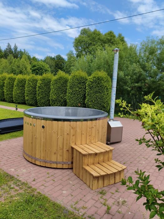 Dobrze wyposażona balia ogrodowa z transportem i montażem JACUZZI