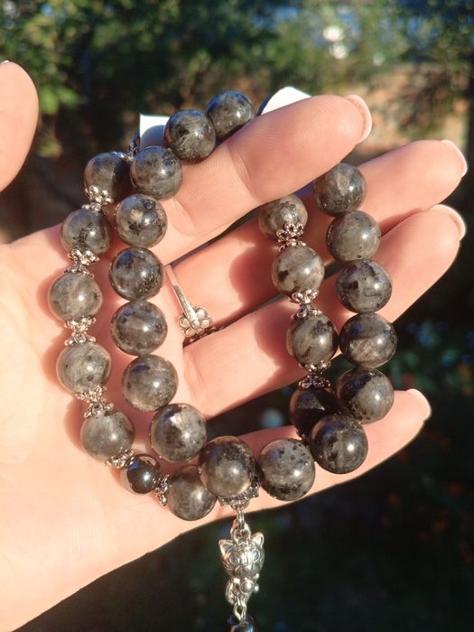 Браслет на червоному шнурку. Натуральне каміння