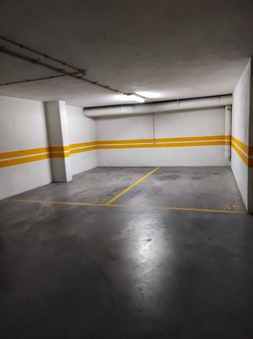 Arrendamento de apartamento T3 c/ dois lugares de parqueamento na Quinta do Almirante