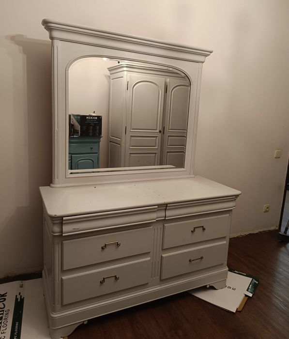 Cómoda com espelho  em bom estado