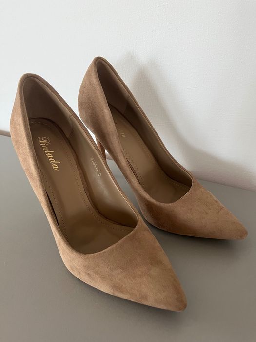 Klasyczne szpilki beżow