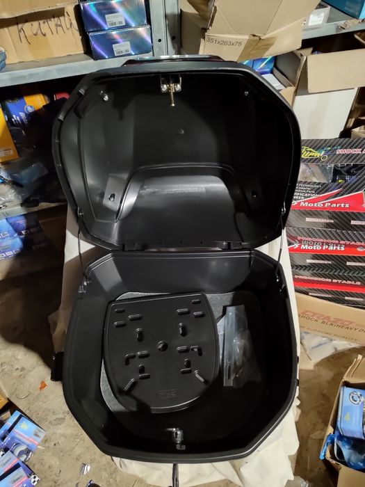 Кофр задній на мотоцикли мопеди скутери.32 літри . Дизайн супер